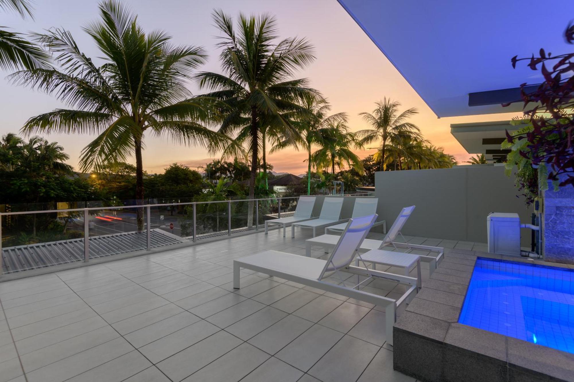 Coconut Grove Aparthotel Port Douglas Bagian luar foto