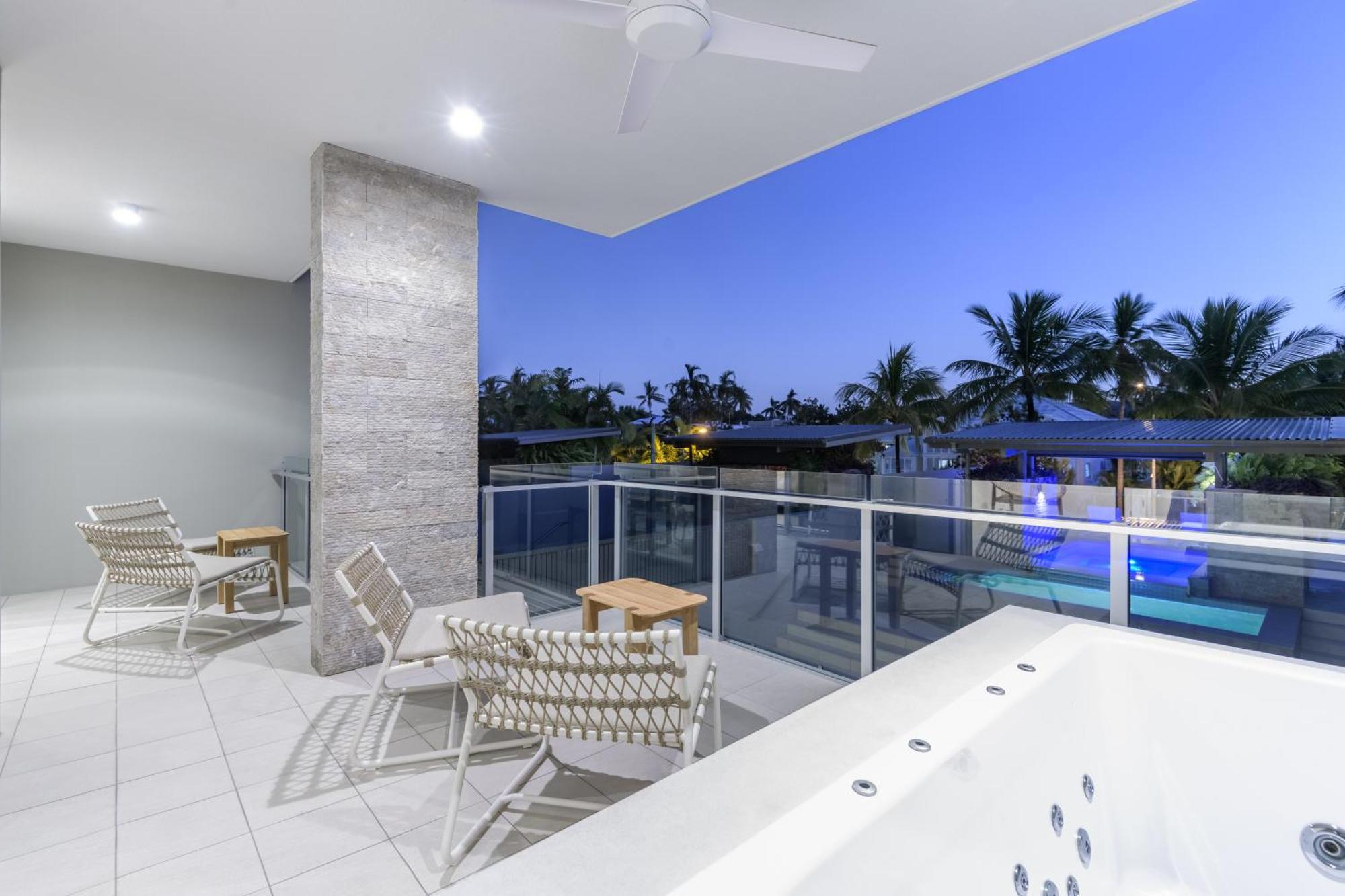 Coconut Grove Aparthotel Port Douglas Bagian luar foto