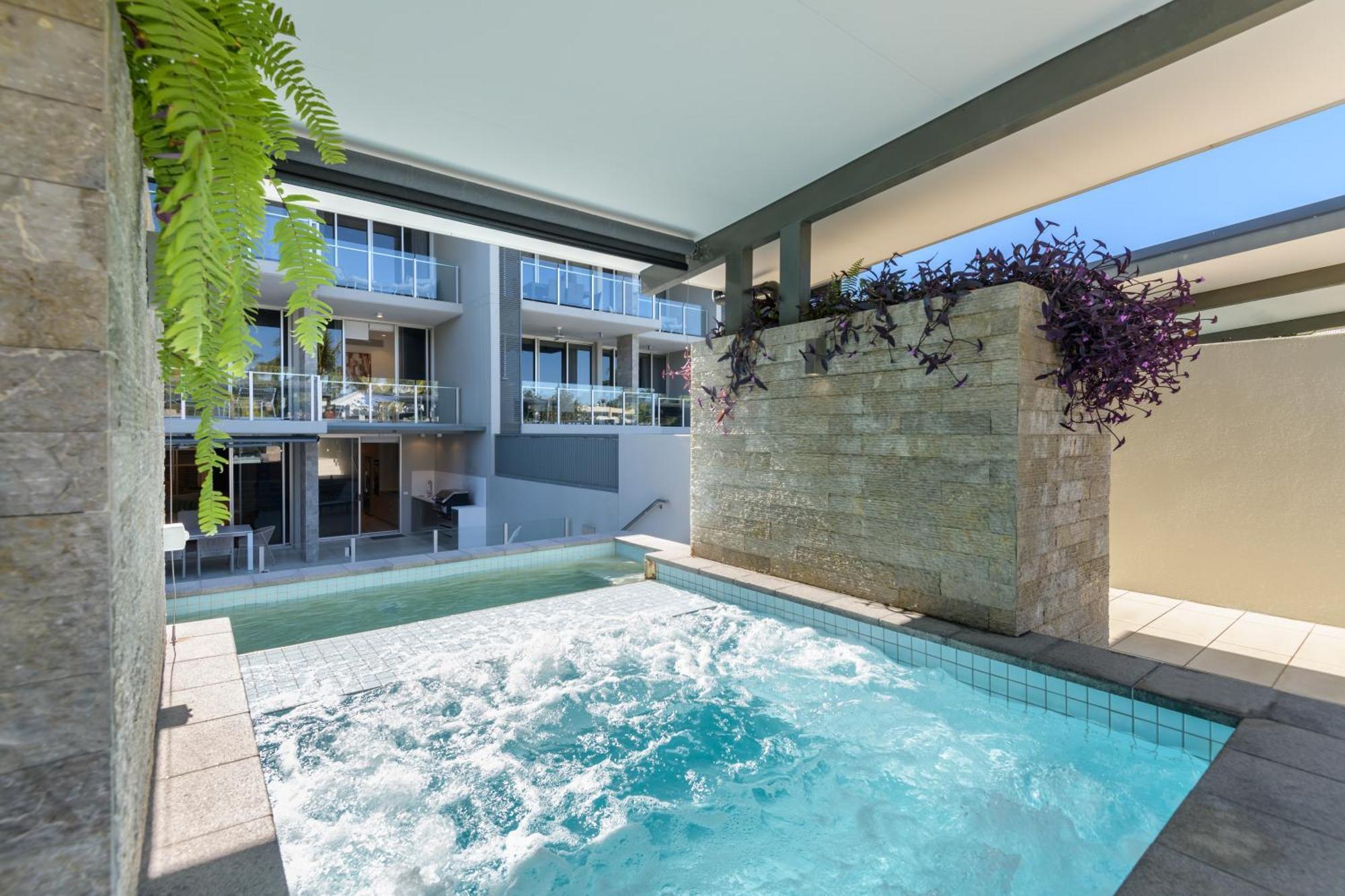 Coconut Grove Aparthotel Port Douglas Bagian luar foto