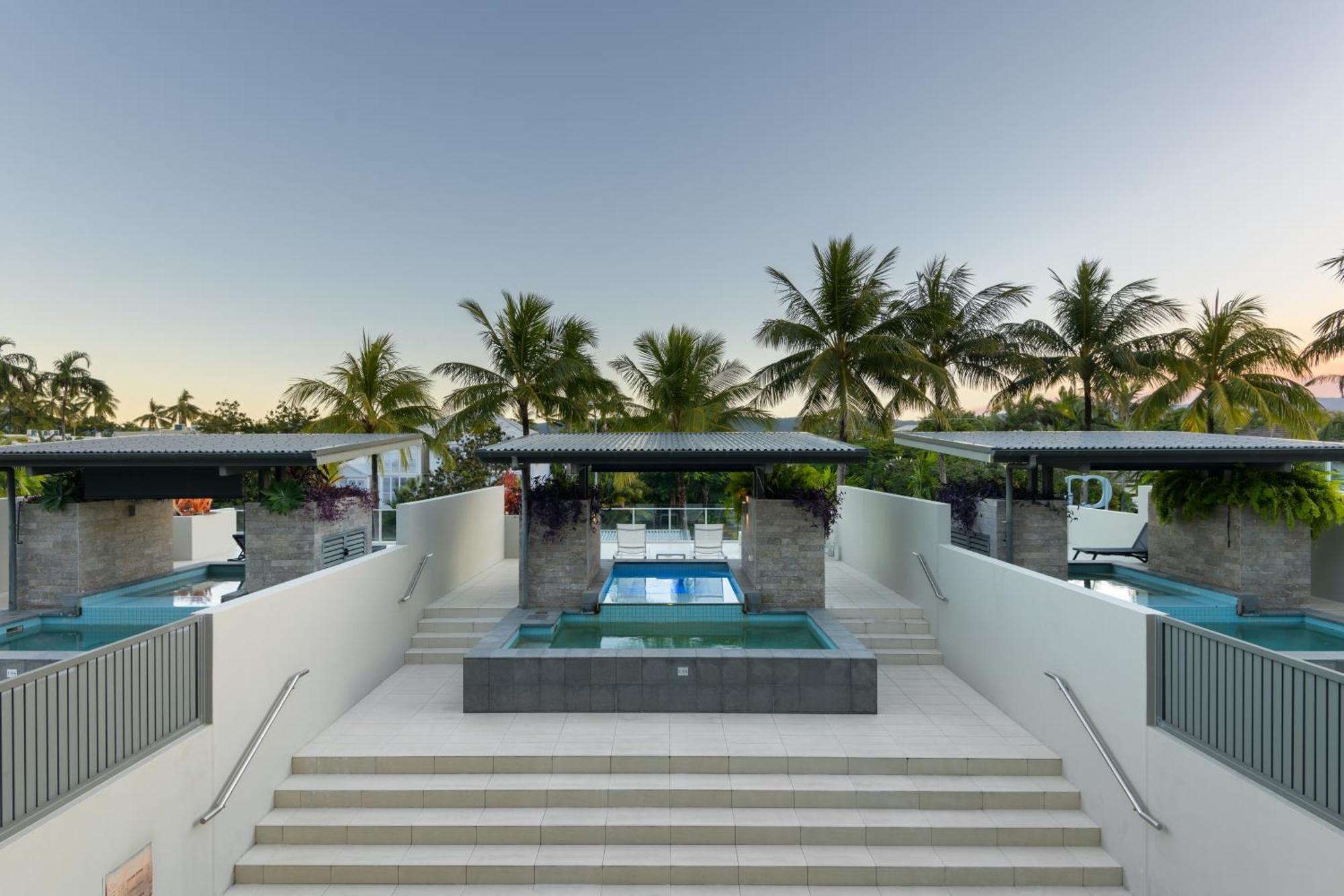 Coconut Grove Aparthotel Port Douglas Bagian luar foto
